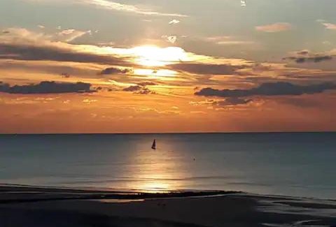 Ostend City Centre Apartment | TINY APT w/balcony and SEAVIEW, even out of your bed !