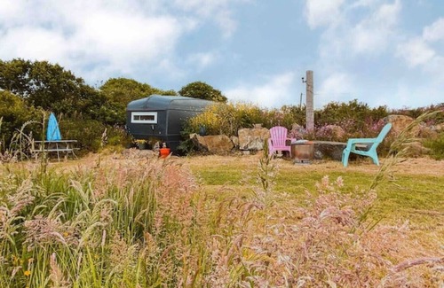 Helston House | ‘Tiny Black Bean’ @ Trenoon Meadow Glamping (adults only)