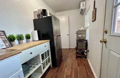 West Odessa Cabin | Tiny Cabin - King bed - Corn Hole - Pets Ok