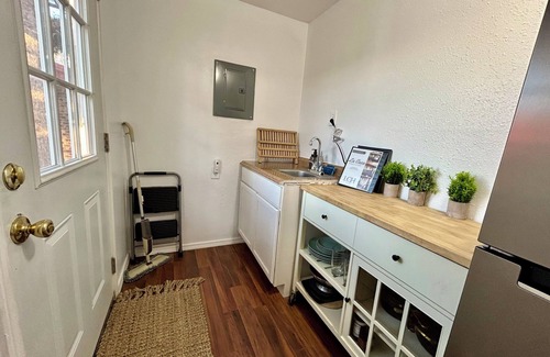 West Odessa Cabin | Tiny Cabin - King bed - Corn Hole - Pets Ok