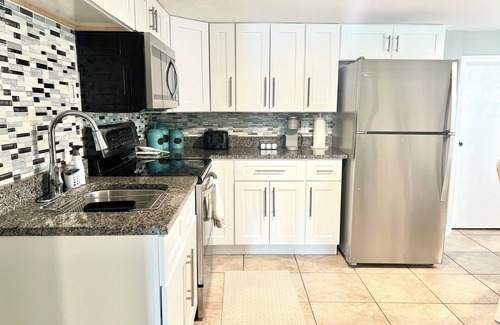 Oneco Cottage | Tiny Cottage 3-Bedroom Sleeps 6: w/WiFi in Marvelous Bradenton 10 min from IMG