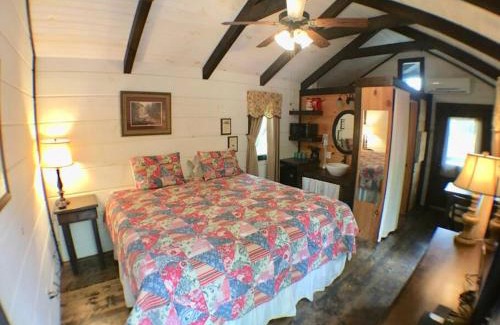 Sevierville House | Tiny Home Cottage Near the Smokies #6 Greta