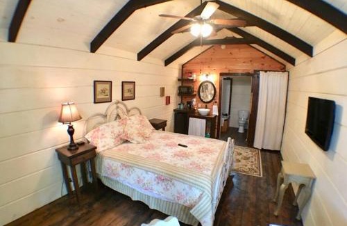 Sevierville House | Tiny Home Cottage Near the Smokies #8 Helga