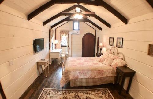 Sevierville House | Tiny Home Cottage Near the Smokies #8 Helga