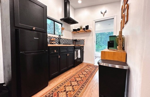 Livingston House | Tiny home retreat in Livingston TX- 1 hr from Houston