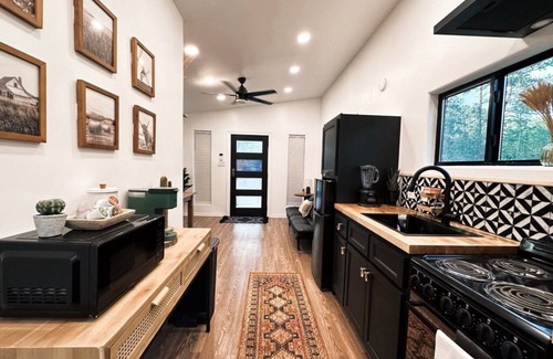 Livingston House | Tiny home retreat in Livingston TX- 1 hr from Houston
