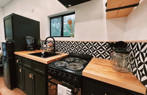 Livingston House | Tiny home retreat in Livingston TX- 1 hr from Houston