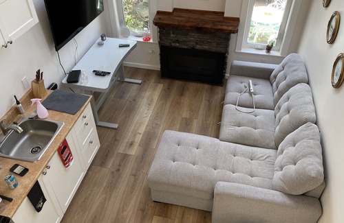 Victoria West Cottage | Tiny house located close to downtown
