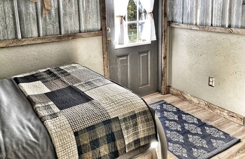 Springville House | Tiny House near Kentucky Lake, Wifi, Kayaks, Fire Pit🔥Dog-Friendly🐶Porch Swing