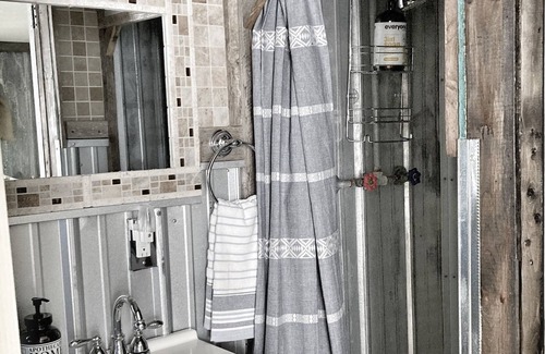 Springville House | Tiny House near Kentucky Lake, Wifi, Kayaks, Fire Pit🔥Dog-Friendly🐶Porch Swing