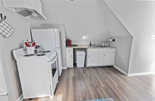 Lenox Apartment | Tiny Loft on Cox - Central & Modern 1- Bedroom!