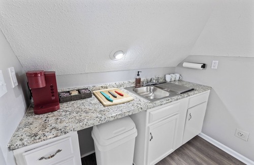 Lenox Apartment | Tiny Loft on Cox - Central & Modern 1- Bedroom!