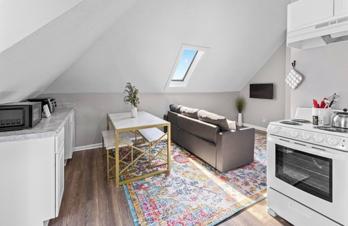 Lenox Apartment | Tiny Loft on Cox - Central & Modern 1- Bedroom!