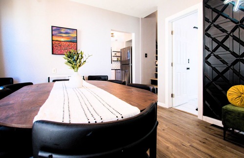 Westside House | Tipp Hill Home, near local eateries and pubs, walkable, near SU and Hospitals