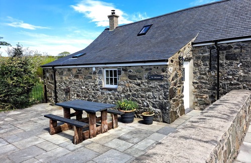 Garn Fadryn House | TIR EIRONWY, pet friendly, with a garden in Nefyn