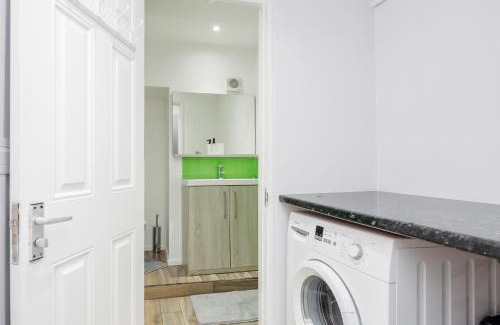River House | TMS Spacious 4 bedroom house! Free Parking! Crosby Dagenham!