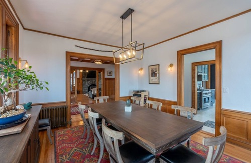 Hillcrest House | Tobias Place Off Main | 9 Bed, 4 Bath