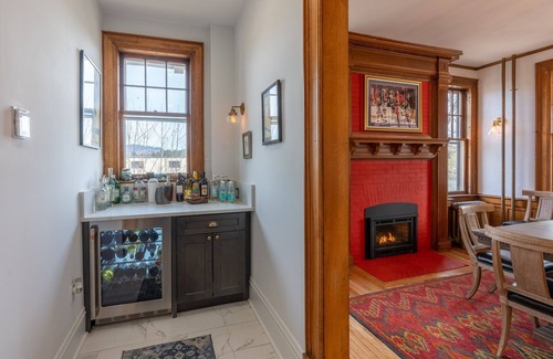 Hillcrest House | Tobias Place Off Main | 9 Bed, 4 Bath