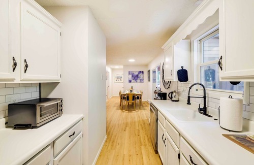 Tobyhanna Cottage | Tobyhanna Cottage w/ Screened-In Porch & Fire Pit!