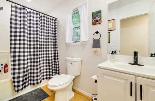 Tobyhanna Cottage | Tobyhanna Cottage w/ Screened-In Porch & Fire Pit!