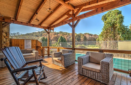 Williamstown House | Toccoa River home with fireplace, deck, central AC, & quick access to Downtown