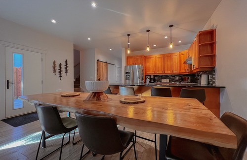 Tofino House | Tofino Escape-Hot Tub, Modern, Marina, Pets, BBQ