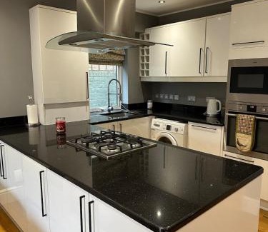 Ealing Common Apartment | Together in Ealing, Modern Two Bedroom Flat with Garden, Patio, Parking and Sleeps Five