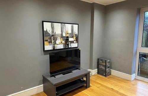 Ealing Common Apartment | Together in Ealing, Modern Two Bedroom Flat with Garden, Patio, Parking and Sleeps Five