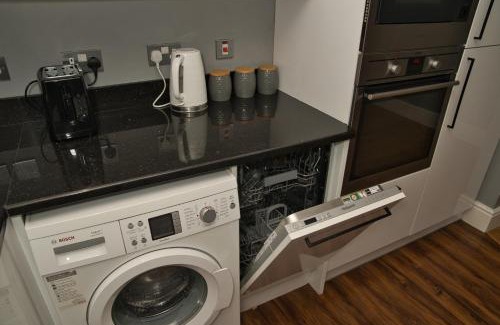 Ealing Common Apartment | Together in Ealing, Modern Two Bedroom Flat with Garden, Patio, Parking and Sleeps Five
