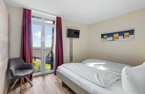 Wremen Apartment | Tolle Ferienwohnung in Strandnähe mit Sauna, Strandkorb u. Balkon mit Meerblick