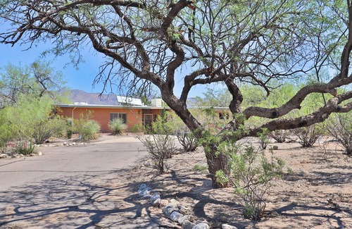 Tanque Verde House | Tomahawk Ranch with Western charm and beautiful mountain views