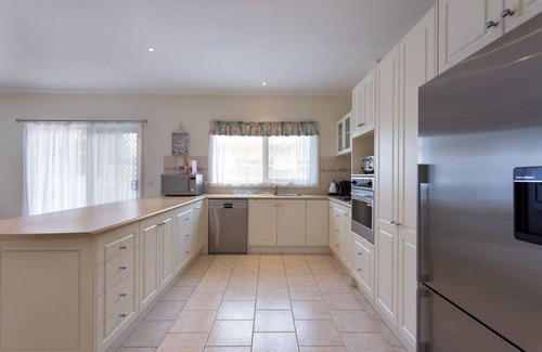 Tootgarook House | Tootgarook Beach House by Ready Set Stay - Close to the beach & Pet friendly