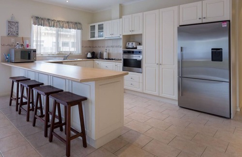 Tootgarook House | Tootgarook Beach House by Ready Set Stay - Close to the beach & Pet friendly