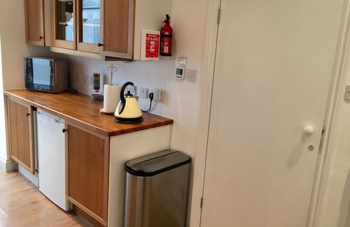 Furzedown Apartment | Tooting Broadway South London large patio garden and free on street parking