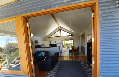 Warrenben House | Top Deck - Very Comfortable two Story Holiday Home