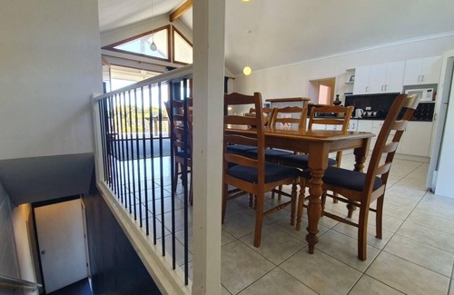 Warrenben House | Top Deck - Very Comfortable two Story Holiday Home
