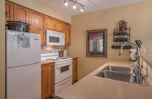 Silver Star Mountain Condo | Top-Floor Quiet Corner Creekside Condo - Mountain Views & Pet Friendly