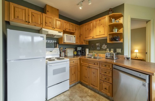 East Kootenay Condo | Top Floor Condo | Incredible Mountain Views | 3 Beds | Walk to Ski Lifts