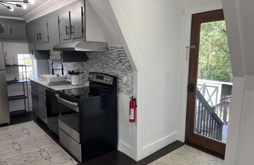 Wildwood Cottage | Top Floor Enchanting Cottage | Historical Charm | Chattanooga-NW Georgia | Lookout Mountain | Hiking