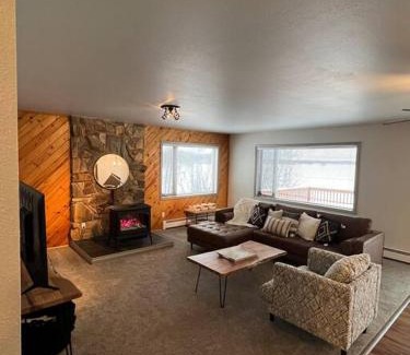 Wasilla Apartment | Top floor lakefront condo with Mountain Views!