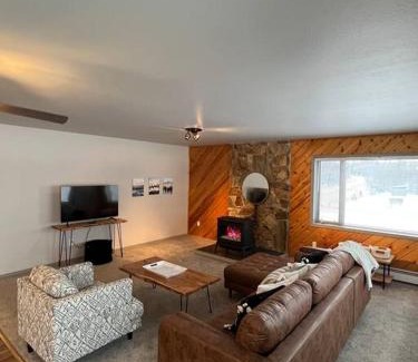 Wasilla Apartment | Top floor lakefront condo with Mountain Views!