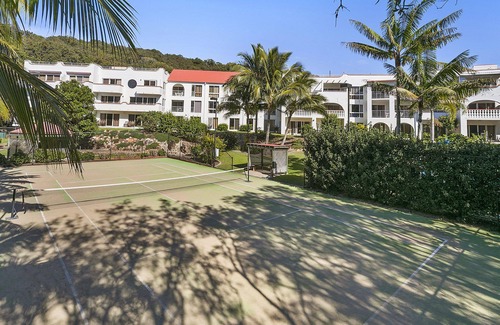 Point Lookout Apartment | Top floor studio - The Perfect Couples Retreat. Walk to beach.