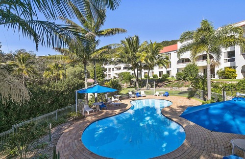 Point Lookout Apartment | Top floor studio - The Perfect Couples Retreat. Walk to beach.