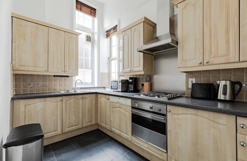 Abingdon Apartment | 'TOP' Luxurious & Authetic 3BR 2BR in Earls Court