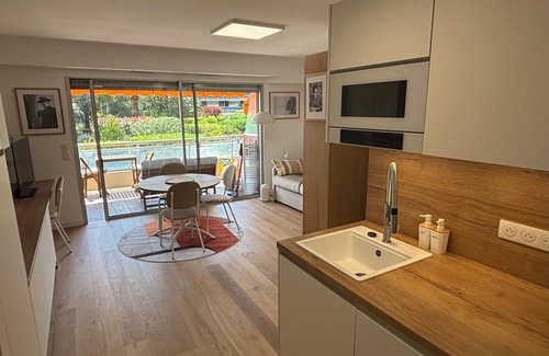 Caucade Apartment | Top-of-the-range studio comfort, swimming pool, tennis court, park, security