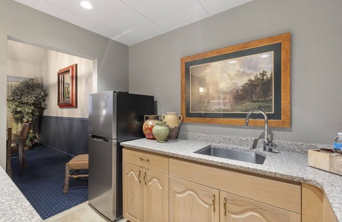 Branson Hotel | Top-of-the-Town King Suite at Thousand Hills Resort Hotel