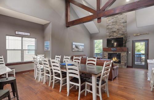 Hollister House | TOP Rated! Family HOME with 7 King beds & Hot tub