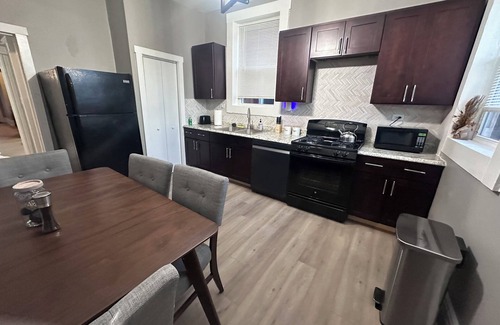 St. Louis Apartment | TOP RATED! FANTASTIC LOCATION! St. Louis near Delmar LOOP, WASHU, Forest Park!