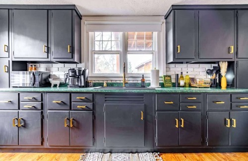 Chillicothe House | Top Rated - PRIME Location - Parking Free - CLEAN