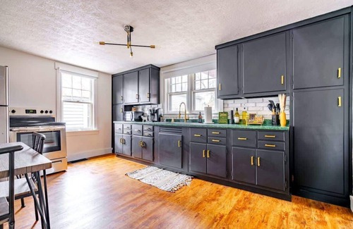 Chillicothe House | Top Rated - PRIME Location - Parking Free - CLEAN
